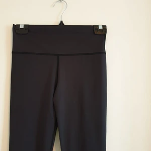 Träningstights aimn  - Sprillans nya, oanvända, helsvarta, basic träningstights från aimn. Finns en liten, diskret text med loggan på benet, men var svårt att få med på bild. Storlek S men skulle säga att de passar en liten S, möjligtvis XS. Skickar endast 