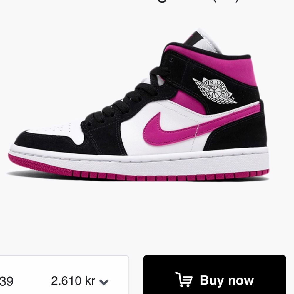 Säljer dessa Jordan 1 i storlek 37,5!! Bara använda fåtal gånger så de är i fint skick. Har bytt skosnören då jag tyckte att originalen var för långa, men man får med de andra också!! Givetvis äkta💞 Säljer vid bra bud. Skor.