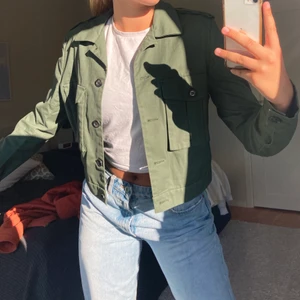 Militär jacka  - Denna as najs militär jacka köpt second hand säljer jag nu!!🥳 toppen skick med två fickor och knappar, perfekt modell som funkar till kjolar, jeans både högmidjade och lågmidjade💛🤩 strl 40, säljer för 250 inkl frakt 
