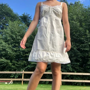 Gullig klänning!! - Gullig beige klänning med spets och rosett detaljer!🤍 Den har en volang och knytning bak! Köpt från Cellbes för 249:- och är bra skick! Storlek 38/40 och passar både XS, S & M eftersom man kan välja knytning bak!