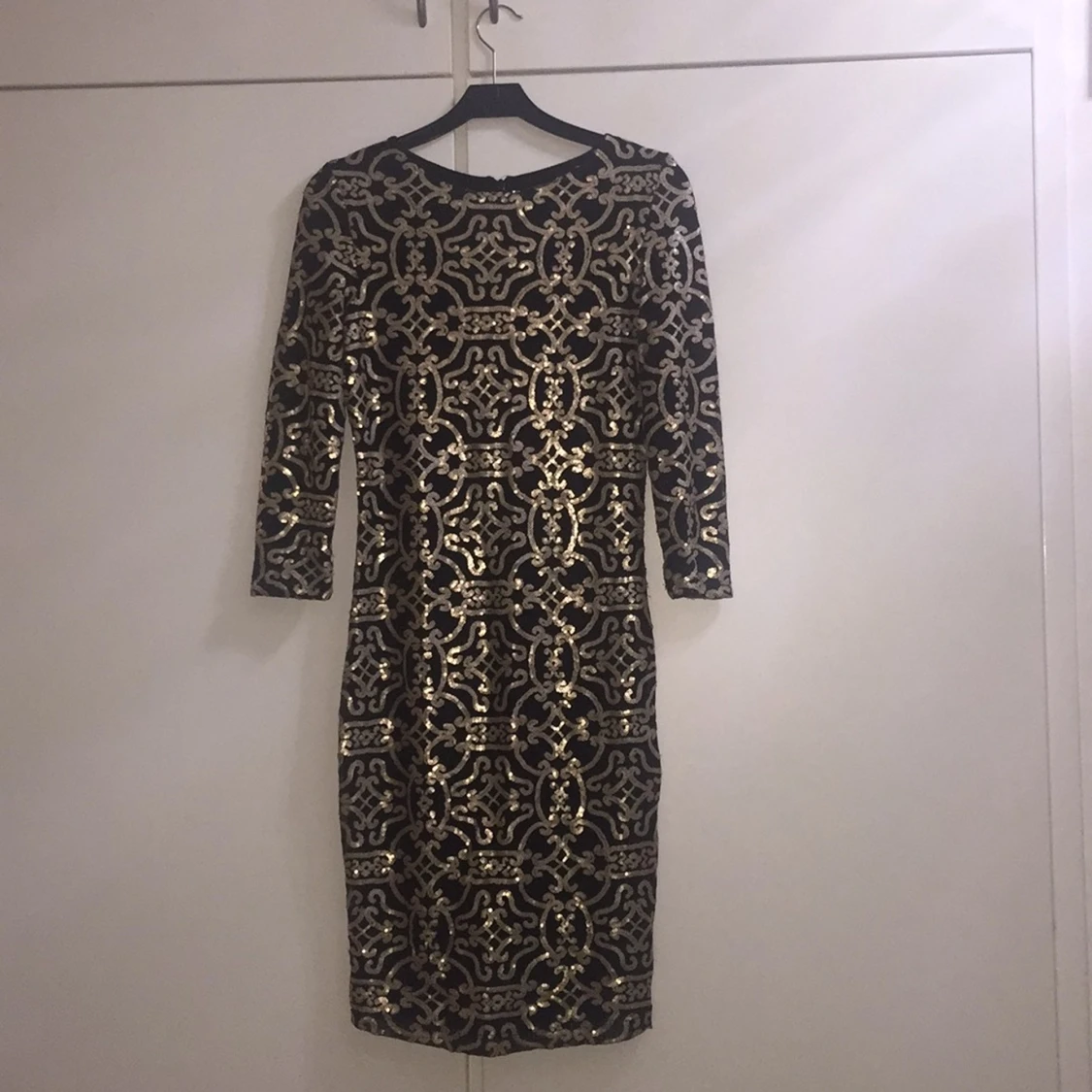 Svart kläning med guldiga palijetter