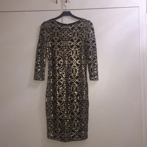 Svart kläning med guldiga palijetter  - Svart kläning med guld palijetter, använd max en gång  i storlek xs