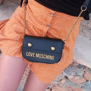 Väska LOVE MOSCHINO äkta - Gör mig av med min väskkollektion! Använd en gång, på bilden. Äkta läder. Nypris 1400 kr. OBS! Redan skamligt låga priser, svarar inte på prutande. Bästa vore om vi möts upp. Finns i Sthlm City. Annars betalar mottagaren frakten. Mvh Laura
