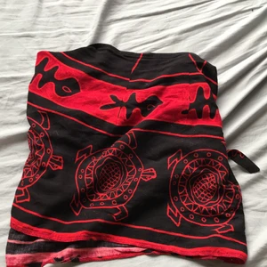 Kjol - Säljer världens skönaste kjol då den inte kommer till användning längre! Använd endast 2 gånger, den är väldigt luftig vilket är perfekt till sommaren! På andra bilden ser ni att man knyter den, Bara att ställa frågor om ni undrar något 💙