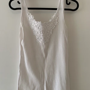 Linne från Hollister  - Vitt fint linne från Hollister. Fina broderade blommor på bröstet. Storlek s, sann i storleken. Bra skick. Kan mötas upp i Vellinge & Malmö. Köparen står för frakten. 