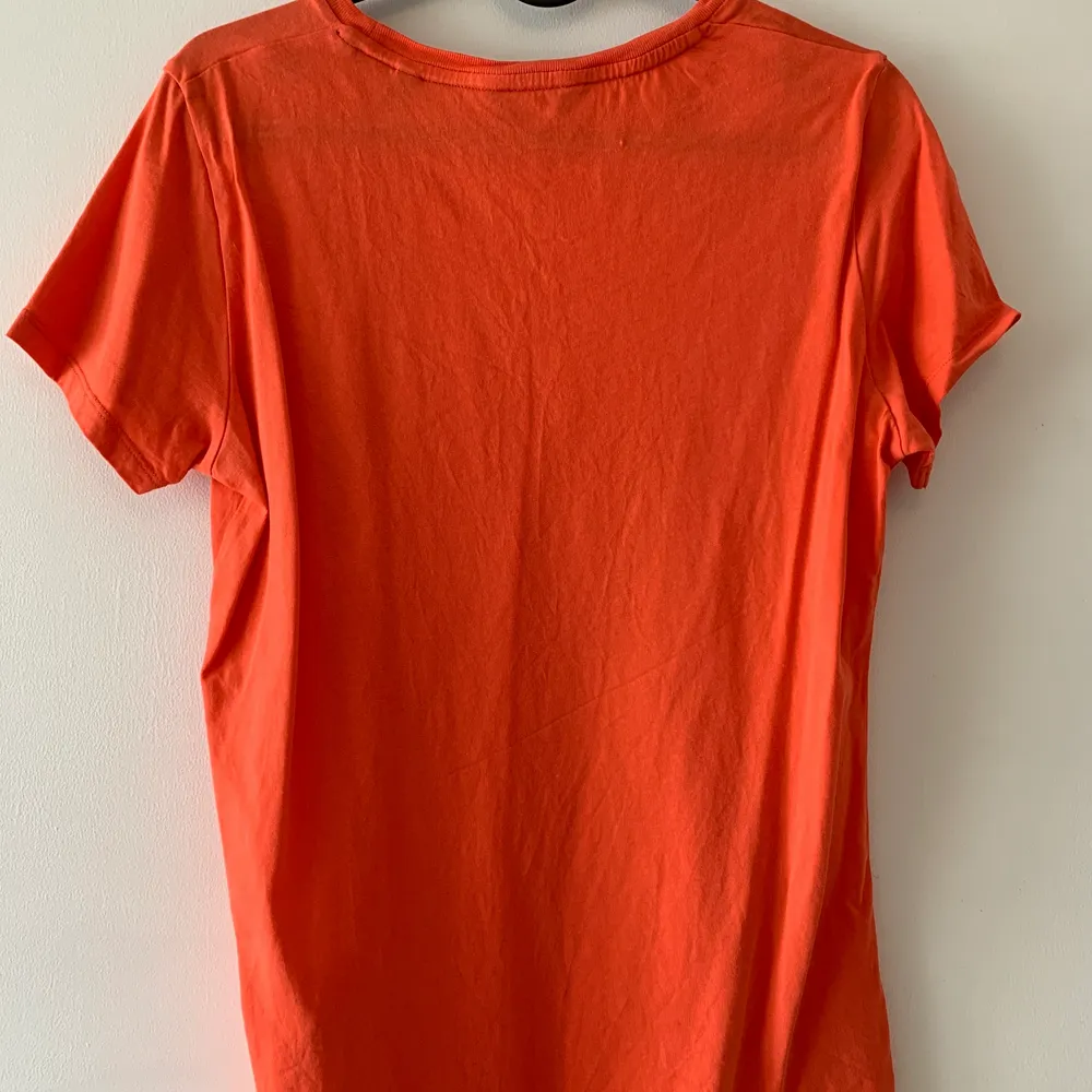 T-shirt i märket Gant. Storlek s och passar mig som är storlek s/m. Använd några få gånger men är fortfarande i bra skick. Kan mötas upp i Malmö & Vellinge, köparen står för frakten. . T-paidat.