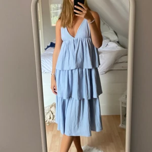 Volangklänning 💙 - En superfin klänning från hm 💙 sitter sååå fint och ”korsas” i ryggen👌🏻👌🏻