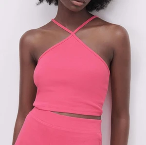 Zara Topp - Jag säljer denna rosa populära topp från zara för att den var för liten för mig. Den är helt oanvänd, endast testad. Toppen är i storleken L men skulle säga att den passar S/M💕 Den säljer jag för 50kr+ frakt eller högre bud. 