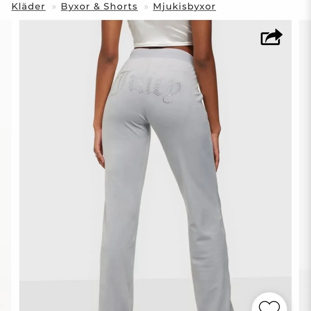 Mjukisbyxor från juicy couture i storlek xs. Inköpta i juni så inga fläckar eller något🤍👌🏼. Jeans & Byxor.