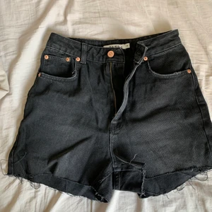 Shorts - Svarta shorts från nakd 