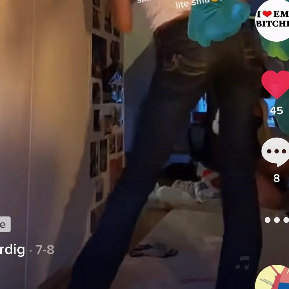 lågmidjade jeans (bilden är från min tiktok (gayfordig) ni kan även få personliga bilder där dom e på. ganska skinny jeans jätte sköna!! . Jeans & Byxor.