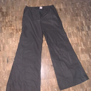 Lågmidjade bootcut - Säljer dessa superfina byxorna, de är bootcut och utsvängda, säljer dem eftersom att dem är för små, dem är väl använda men fotfarande i superfint skick😍