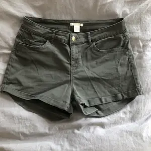 Säljer dessa militärgröna shortsen. Från H&M och är i storlek 38. Fint skick och har fickor fram och bak.     Köparen står för frakten!