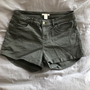 Shorts  - Säljer dessa militärgröna shortsen. Från H&M och är i storlek 38. Fint skick och har fickor fram och bak.     Köparen står för frakten!