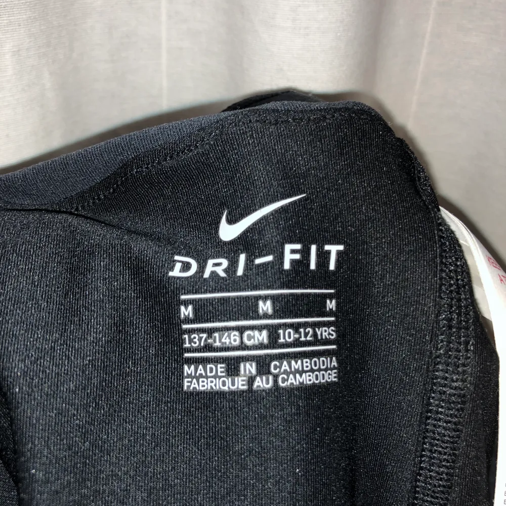 Söt veckad tenniskjol från Nike. Säljer då jag har vuxit ifrån den. Som tredje bilden visar är det en M för 10-12 år, säljer för 80kr, frakt tillkommer. hör av er vid fler frågor :) . Kjolar.