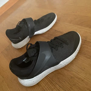 Basketball shoes  - Bara använda 2 gånger, så gott som nya!