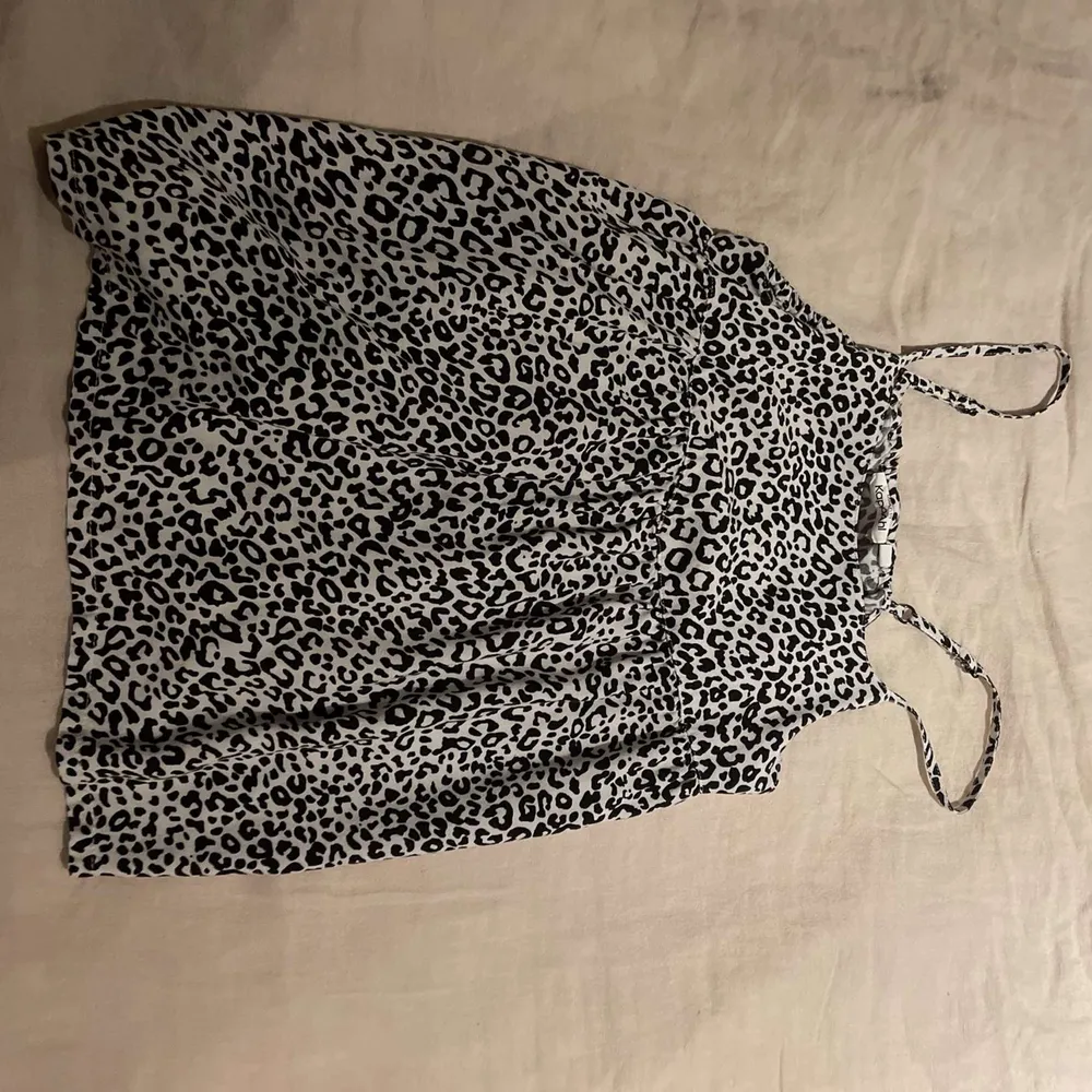 Ett fint leopard färgat linne som aldrig används längre tyvärr i storlek 146/152 som jag säljer för 35kr. T-shirts.