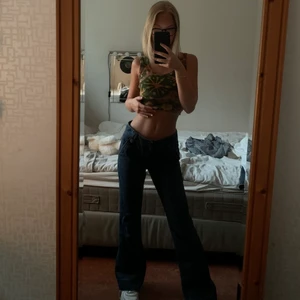 Lågmidjade jeans  - (HÖGSTA BUD 170)Säljer mina lågmidjade jeans, som inte kommer till användning😇 Dem går över skon på mig som är 161 cm. (Köparen står för frakten). Buda i kommentarerna💕avslutas 1 augusti