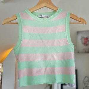 Zara topp - Säljer denna trendiga topp från zara. Storlek M men passar oxå S ❤️