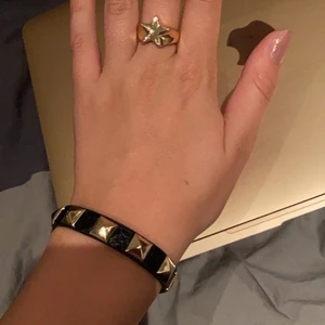 Valentino liknande armband - Ett valentinoliknandd armband, hör av er vid intresse och priset kan diskuteras vid snabb affär💕
