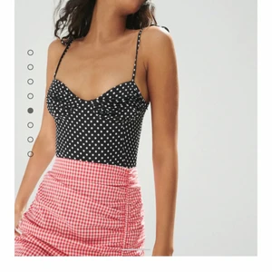 Body satin  - Säljer min body från zara som ja köpt idag pågrund av att den är förliten. Alltså inte använd 