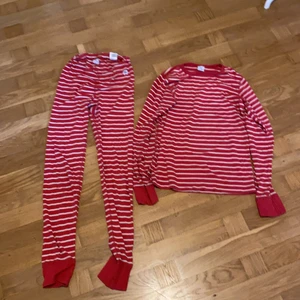 Polarn o pyret pyjamas  - Polarn o pyret pyjamas sätt färgen röd. Har några år på nacken men är i ett gott skick och fortfarande lika skönt att sova i, tyvärr passar inte detta sättet mig längre.
