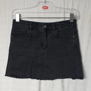 Svart kjol från Zara - Svart jeanskjol från Zara Girls 🌃 Passar för dem under 155 cm, då kjolen är rätt så kort. Kjolen är mycket stretchig. Storlek 152 i barn, så passar främst XS. Använd, men i bra skick. 