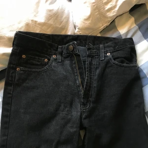 Snygga mörkgråa/svarta jeans  - Nyskick men köpte second hand. Liknar Levis! Midjan är medelhög men jag brukar sätta de på höfterna så blir de lågmidjade. Lagom långa på mig som är 172. 💗