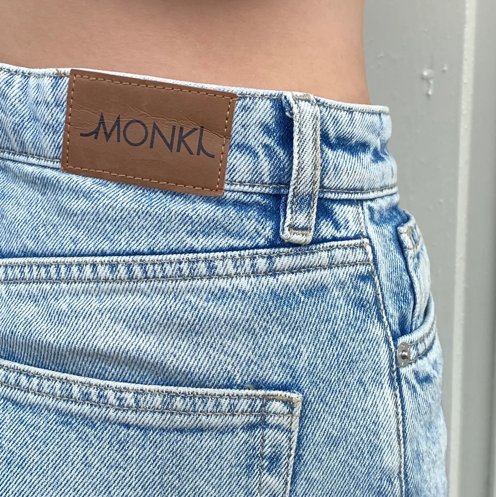 Säljer dessa snygga jeans i modellen Yoko från Monki då dom är för stora för mig. Använda endast ett fåtal gånger! Jag är 163 cm och byxorna är i strl 28☺️. Jeans & Byxor.
