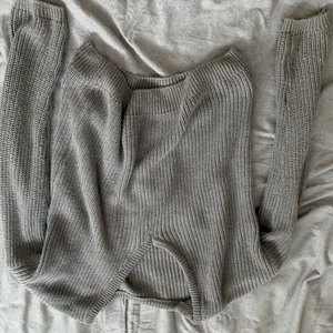 Stickad tröja - Stickar tröja från nakd med öppen rygg. Bra skick. 😀 stor i storleken är som en s-m.