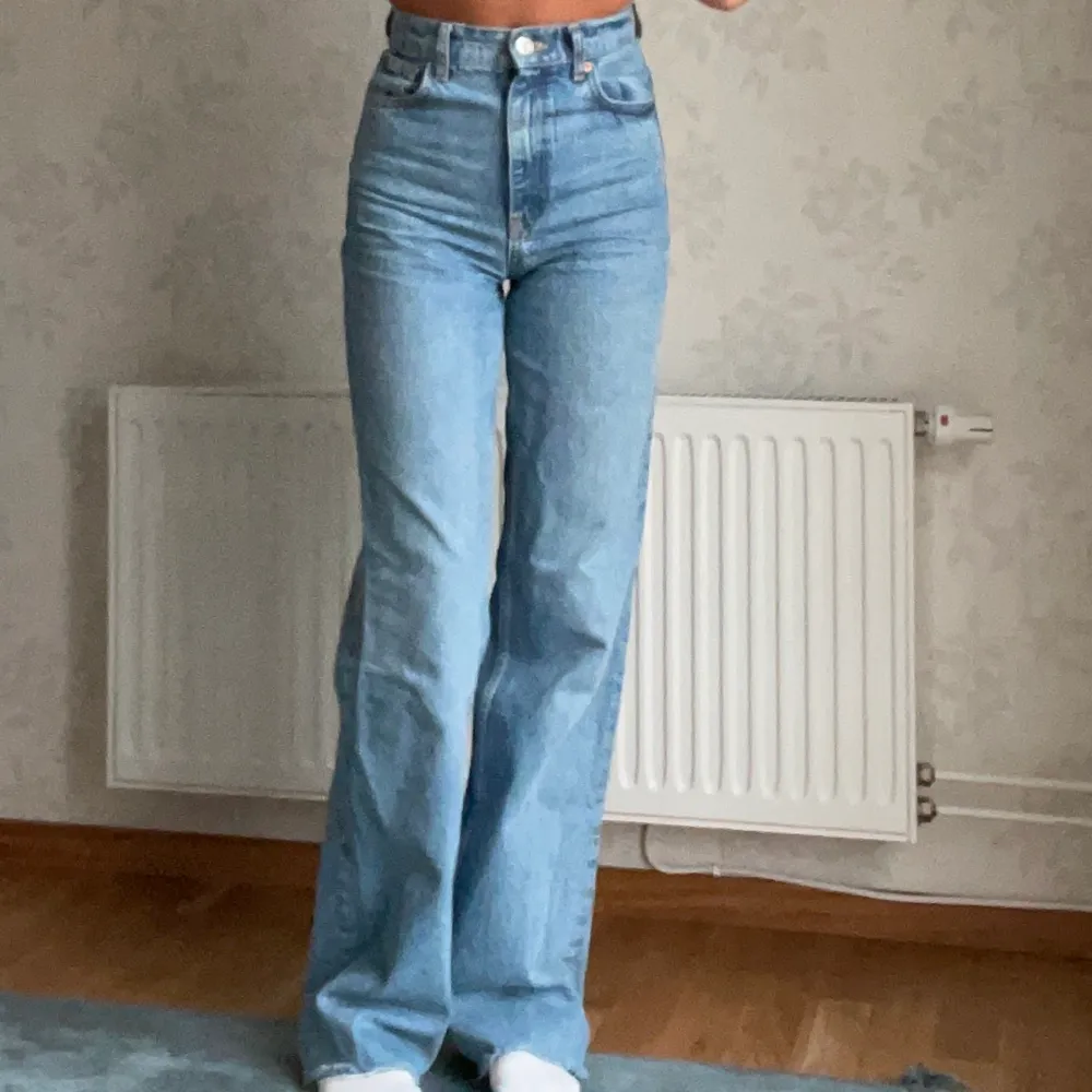 Säljer dessa vida jeans från Zara i ett fint skick. . Jeans & Byxor.