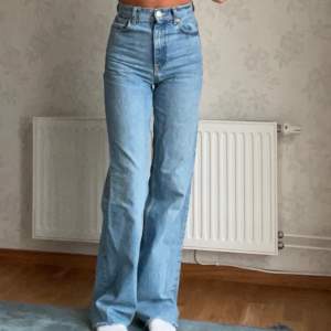 Säljer dessa vida jeans från Zara i ett fint skick. 