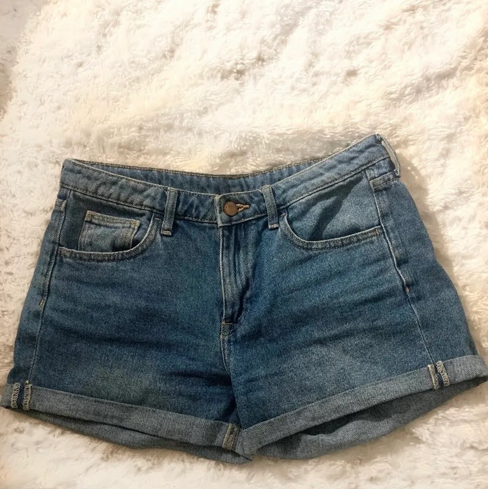 Jeansshorts från H&M. Storlek 36 men är lite för stora för mig men passar nog S/M. Skriv om ni vill veta mer! :) . Shorts.