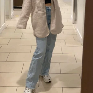 jeans - säljer dessa zara jeans i storlek 36 som sitter perfekt på mig som är 171 cm men dom går även att klippa till önskad längd❤️‍🔥jeansen är i bra skick. köparen står för frakten som ligger på 79kr.