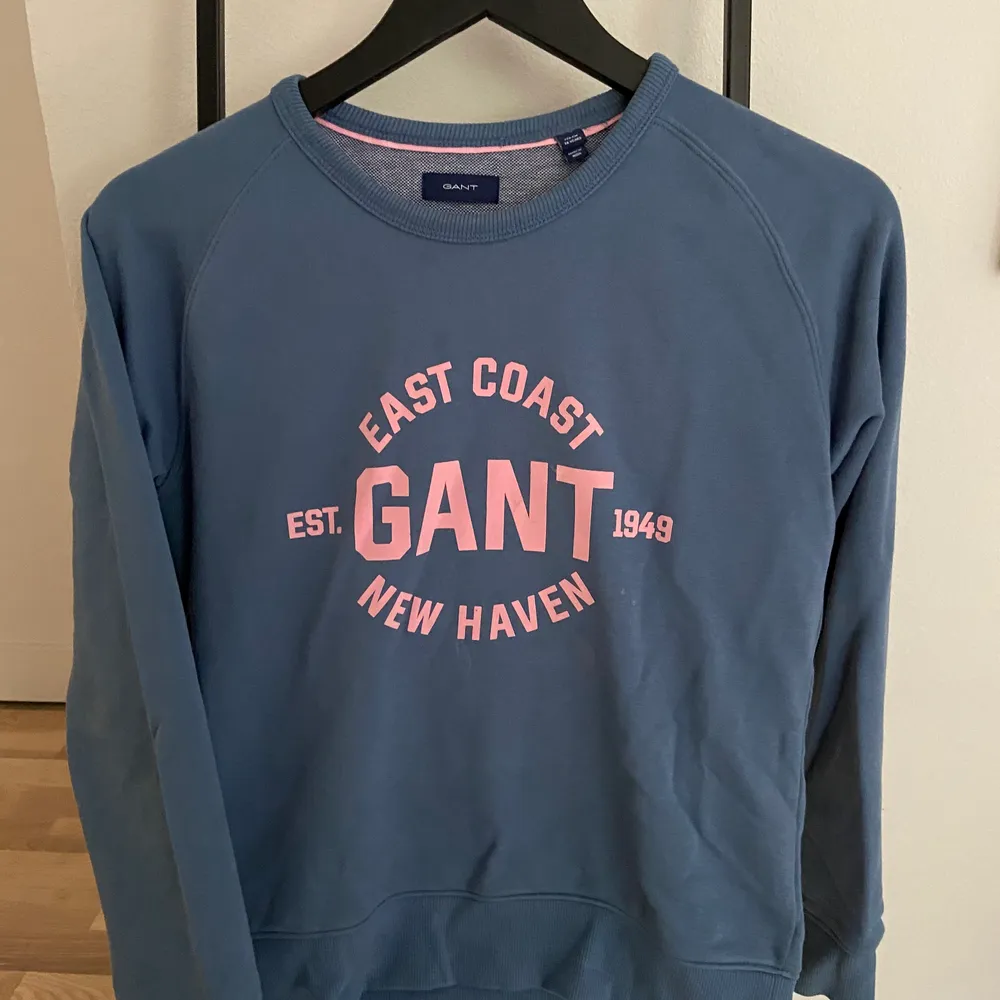 En helt oanvänd Gant tröja som jag fick för 2 veckor sedan i present men de var inte min stil. Skriv till mig privat vad ni kan lägga för bud❤️. Tröjor & Koftor.