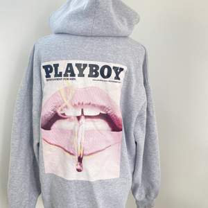 Säljer min gråa playboy hoodie från Missguided. Använd ett par gånger men i gott skick. Hoodien är stor & lång i storleken. Storlek 36. Köpt för ca 550kr men säljer för 200kr exkl. frakt. Köparen står för frakten & betalning sker via Swish. 