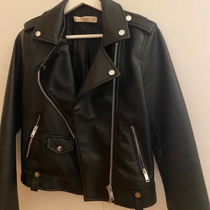 Mango skinnjacka st S - Mango skinnjacka i storlek S, köpt för ca 1500 säljer för 400kr. Jackan är i bra skick och har en fin passform, inga skador osv så gott som ny.☺️ pris kan alltid diskuteras.