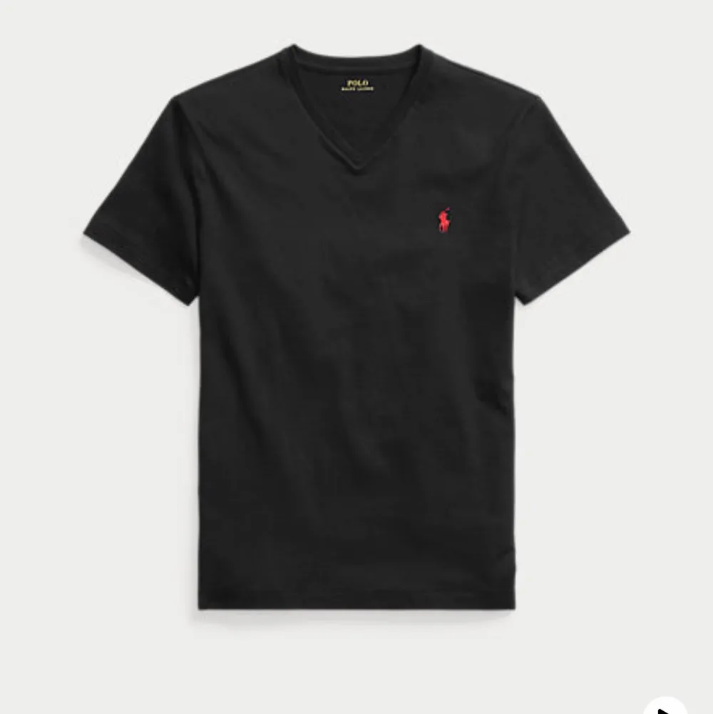 En svart polo Ralph lauren t shirt med röd loga (de sista bild). Jättefint skick och aldrig använd. V ringad med skönt material. Köpt för: 579kr. T-shirts.