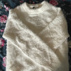Vit tröja - En väldigt fin vit tröja i nyskick. Säljer då jag inte änvönder den