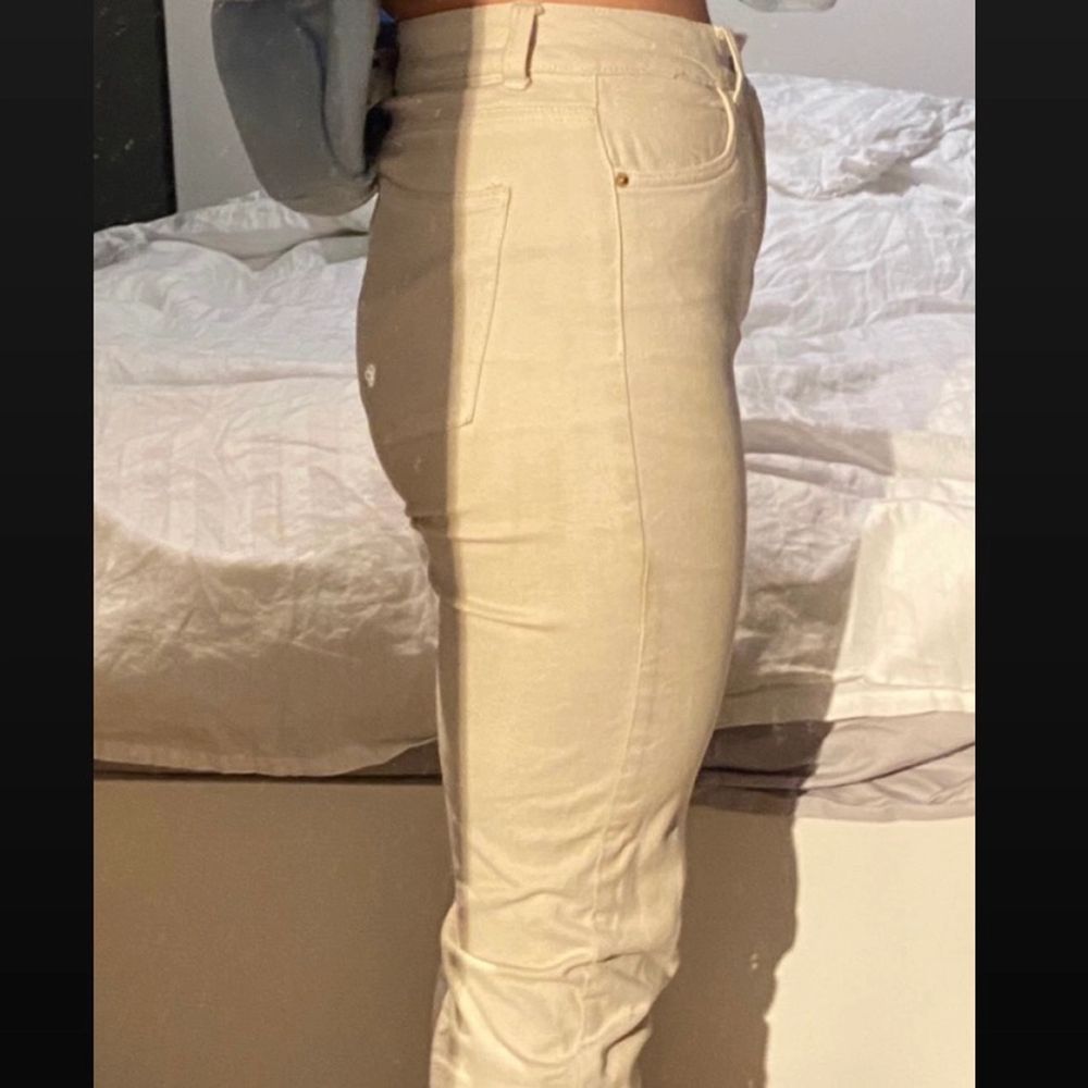 Jättefina beiga skinny jeans i storlek w26 & l32 men passar mig bra som är normalt storlek 38. Stretchiga, mycket bekväma & formar bakdelen & benen fint. Köpta här på plick men aldrig fått användning av dem. Inga defekter som jag kan hitta. Dm för frågor/eventuellt intresse så svarar jag så fort jag kan! . Jeans & Byxor.