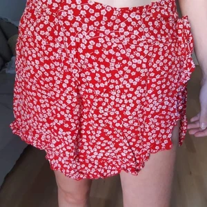 Röd söt sommarkjol - Jättesöt kjol i strl XS men känns mer som en XXS.