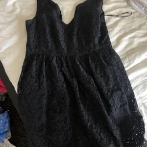 Svart klänning - Knappt använd, väldigt bra skick. Säljer då den inte används. Det är min lillasyster som har på sig den på bilden💕 Köparen står för frakt men kan samfrakta om man vill ha mer.