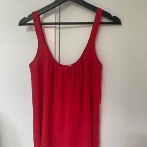 Zara topp - Rosa linne från zara i storlek M. Lite stort för mig så använder det inte tillräckligt mycket för att behålla. Faller väldigt fint i tyget. Lite mer rosa och inte lika röd som det ser ut på bilderna.🌸💘