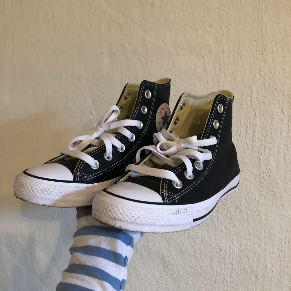 Helt nya Converse i läder 😍😍 använda 1 gång. Skor.