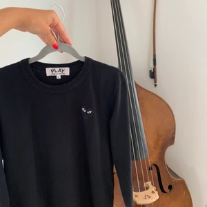 CGD Tröja - Svart långärmad tröja från CDG i toppen skick. Den har CDGs logga på bröstet. Den är i L i dam storlek, men eftersom att CDG är ett japanskt märke där de flesta människor har en mindre kroppsbyggnad är storleken mindre. Jag skulle säga att den passar XS-S. Hör av dig vid frågor och funderingar ❤️‍🔥