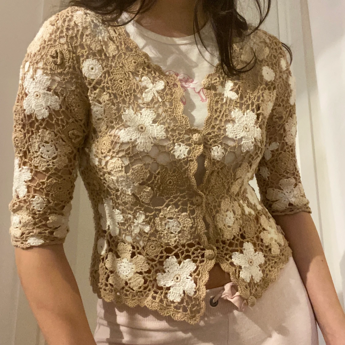 Beige ”kofta” med vita blommor