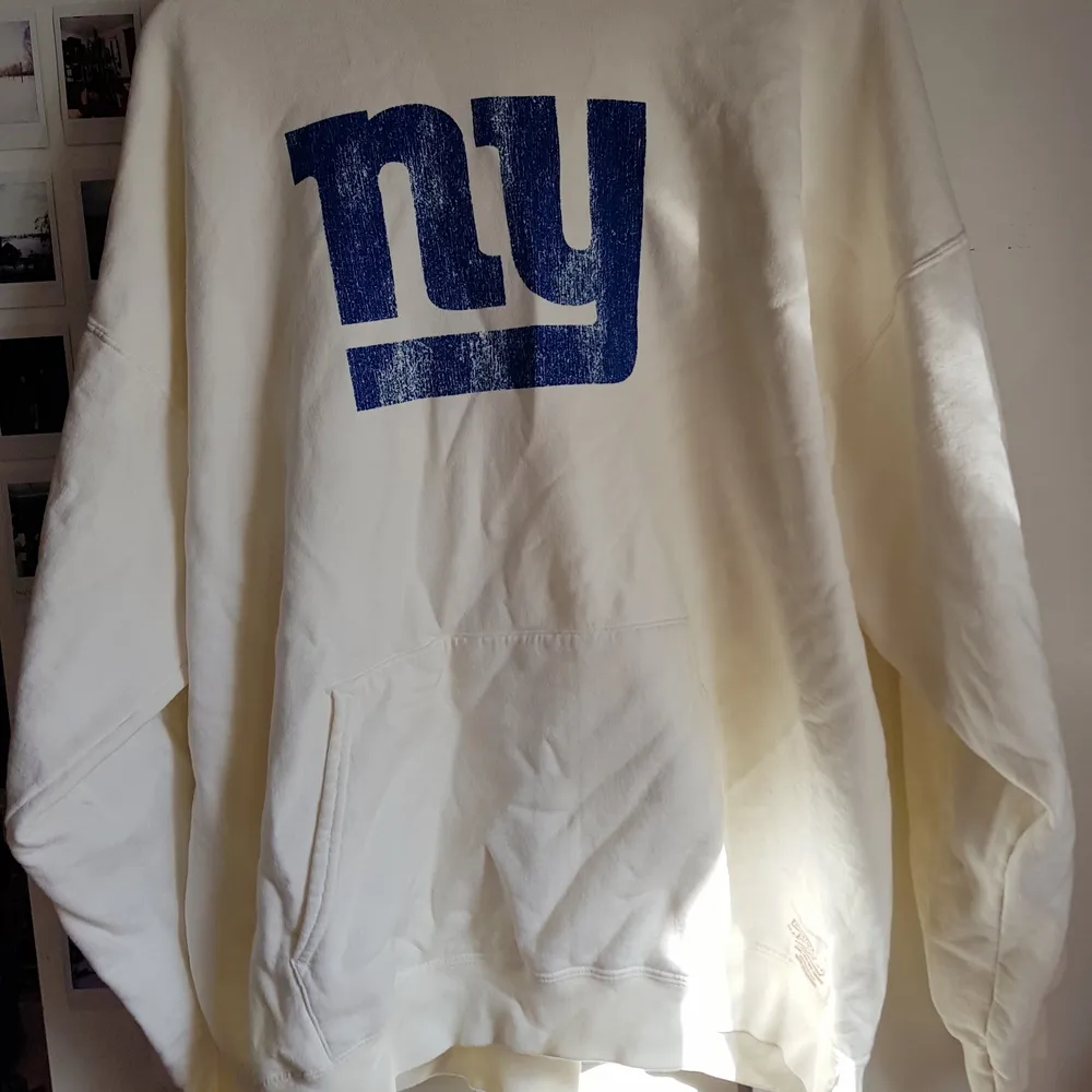Säljer denna snygga oversized vintage New York Giants  hoodie 🏈💙 är sjuukt bekväm och mjuk, är i nyskick *knappt använd*. Är i strl XL och startpris 200kr+frakt om populär buda i kommentarerna och hör av er om eventuella frågor ellr fler bilder💞💞. Hoodies.