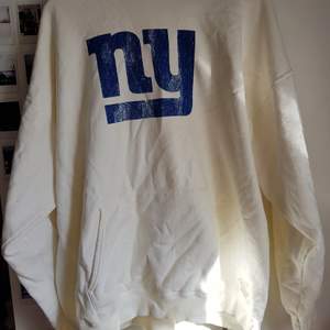 Säljer denna snygga oversized vintage New York Giants  hoodie 🏈💙 är sjuukt bekväm och mjuk, är i nyskick *knappt använd*. Är i strl XL och startpris 200kr+frakt om populär buda i kommentarerna och hör av er om eventuella frågor ellr fler bilder💞💞