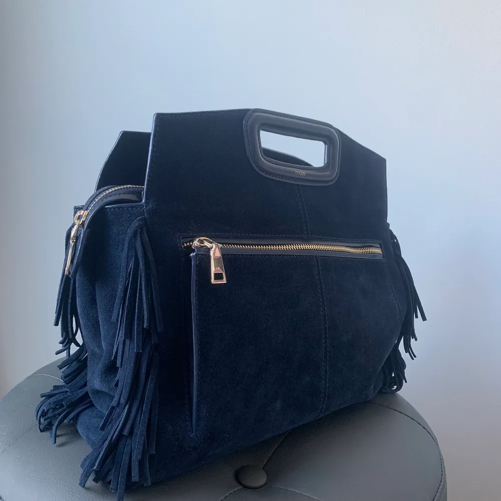 INTRESSEKOLL! På min väska från Maje. Den är i en lite mörkare blå mocka. I en större modell. Med måtten 31x29x12.5cm. Det är slut på Majes hemsida. Nypris är 3700kr. Skriv privat vid intresse eller om du har några frågor🤍. Väskor.