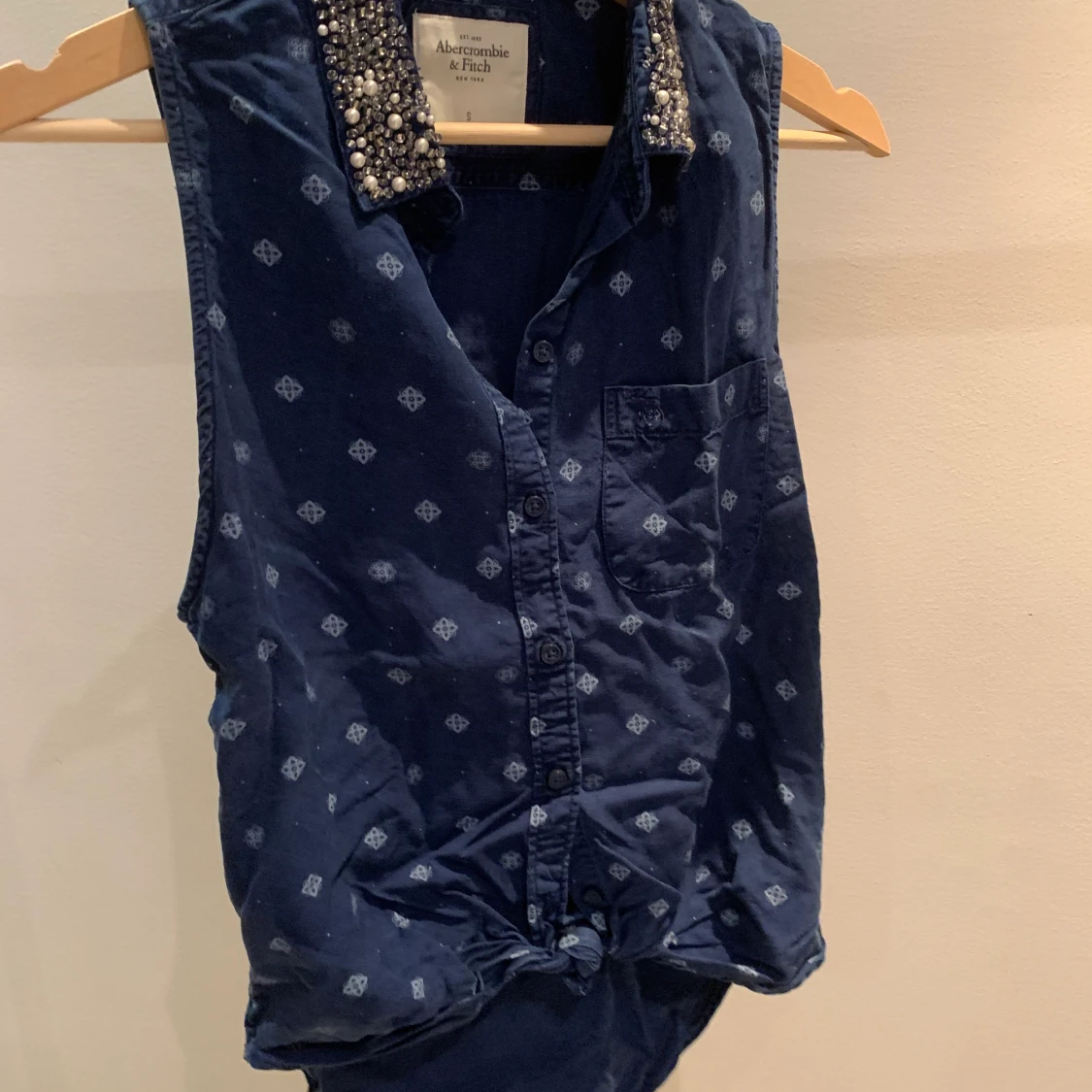 Blus med pärlor på kragen